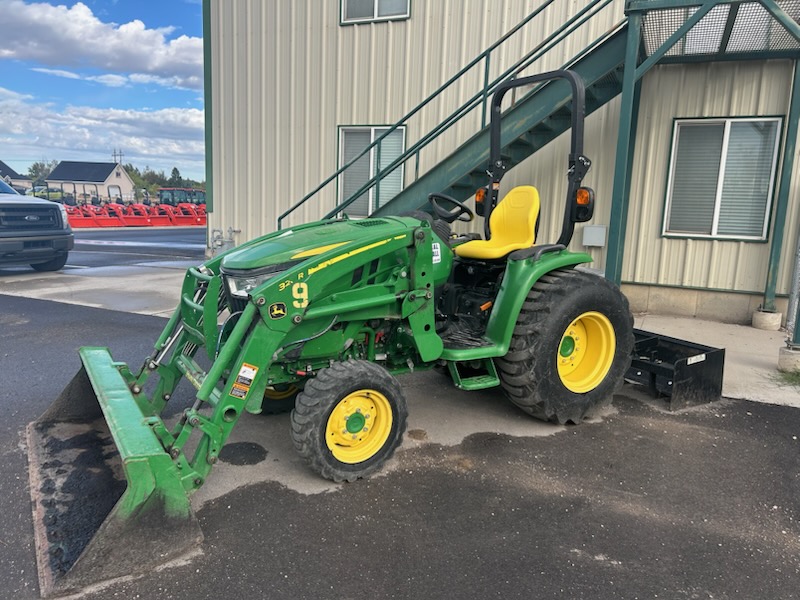 John Deere 3046R